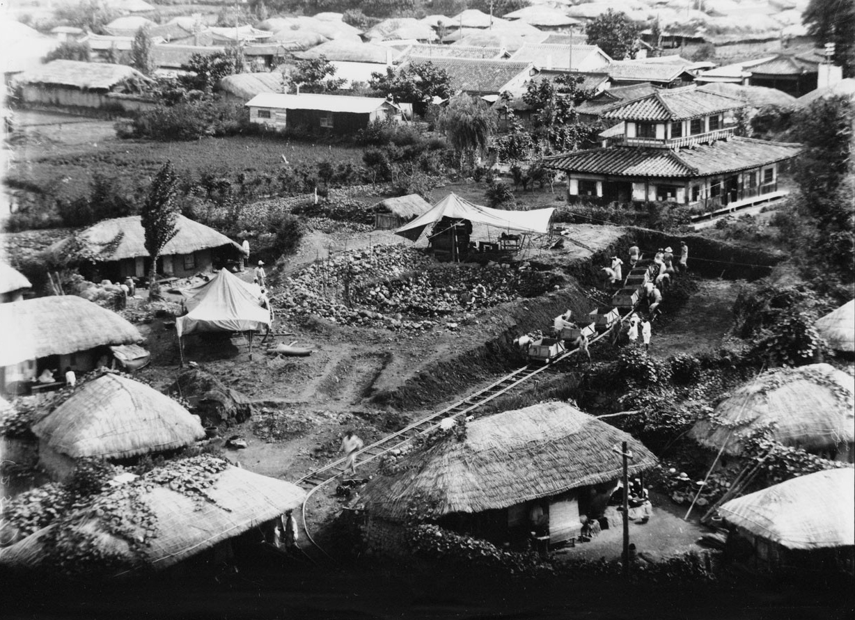 1926년 서봉총 발굴 현장. 서봉총에서 경주역까지 흙을 운반하기 위해 임시로 가설한 철로가 보인다. <사진=국립중앙박물관>