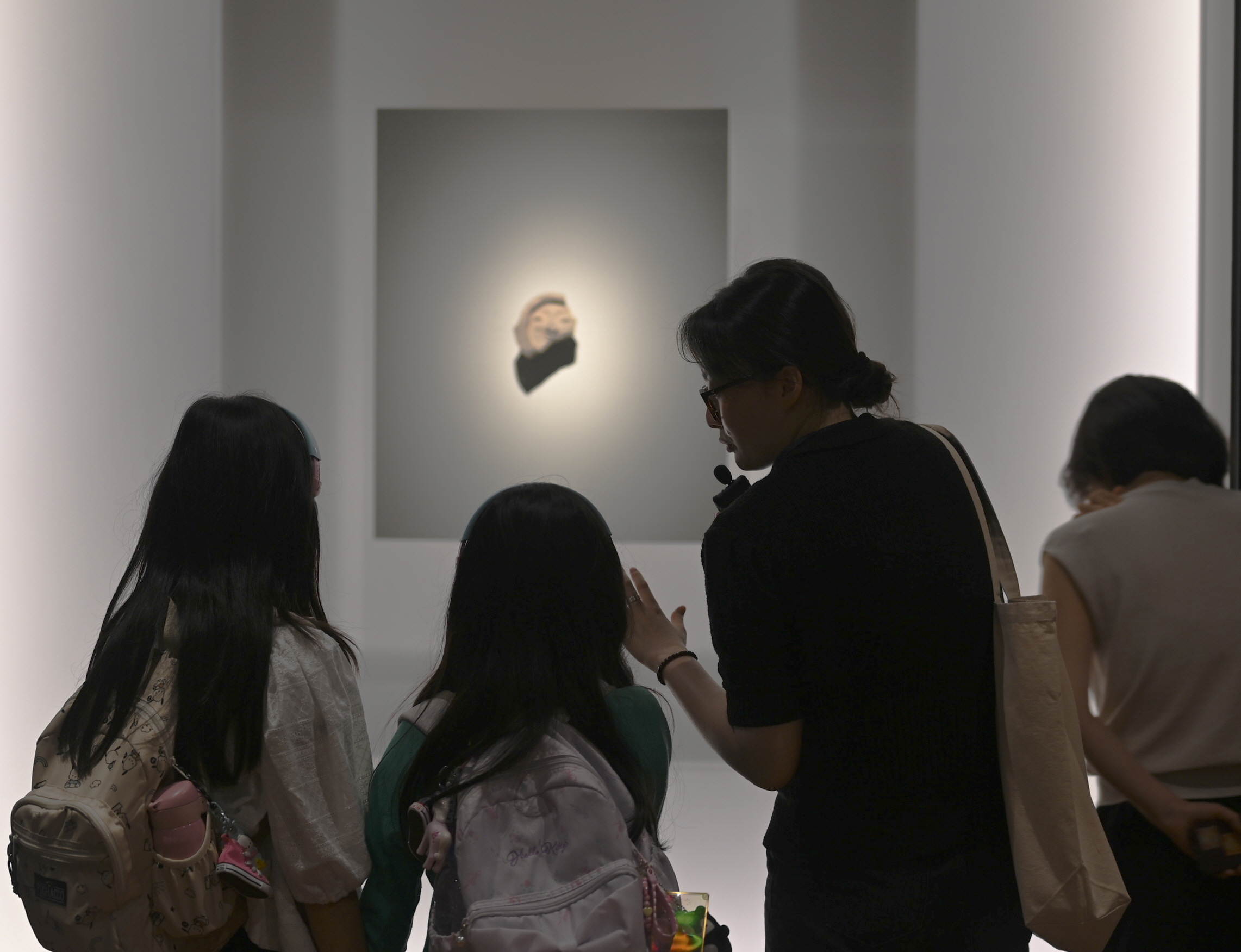 국립경주박물관에서 프로그램을 체험하는 아이들이 강사의 설명을 듣고 있다. <사진=경주인문학연구소>