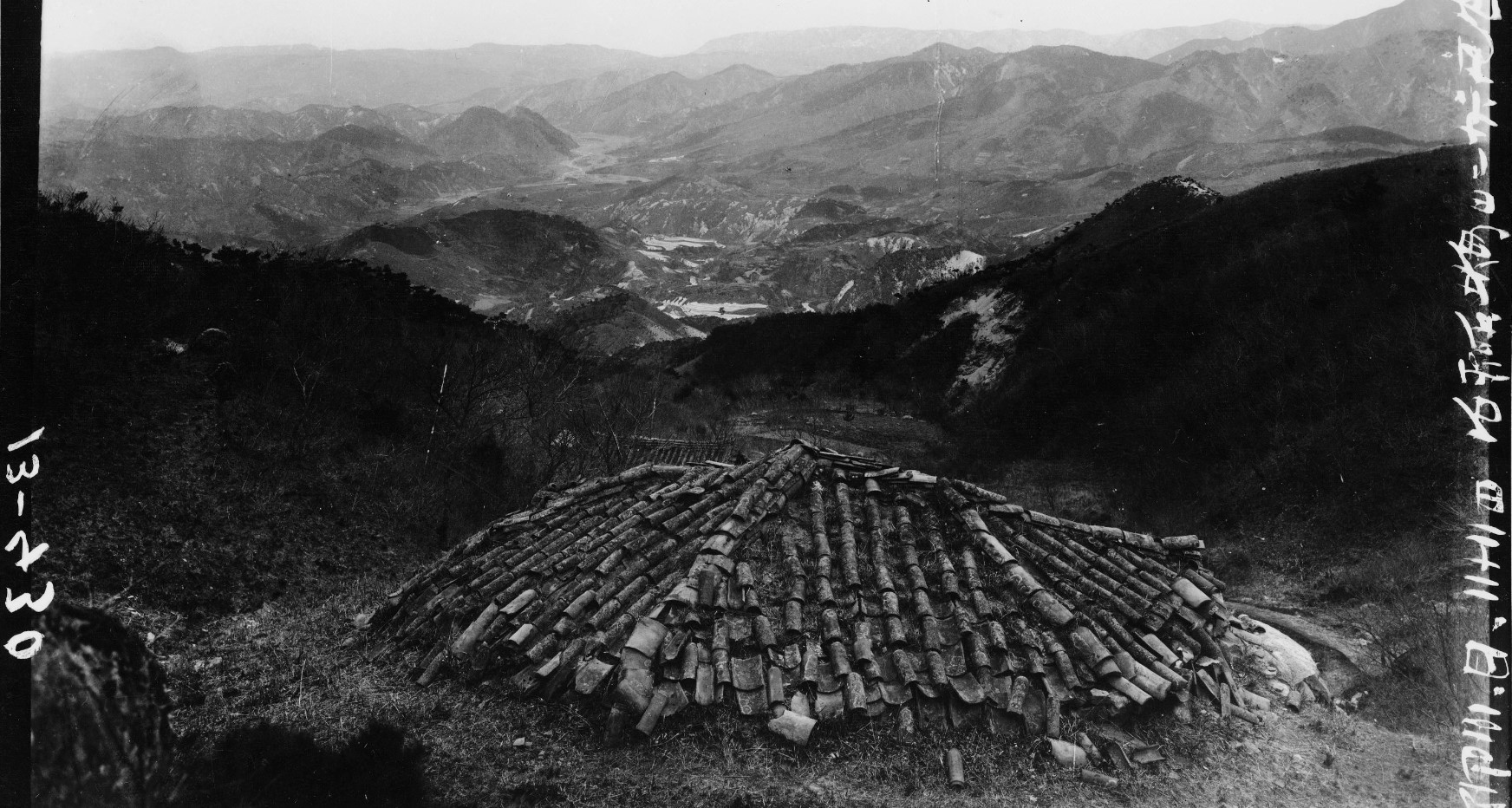 석굴암 주실을 덮고 있는 기와지붕. 일제강점기 보수공사 이전인 1910년 전후 사진으로 추정된다. <사진=국립중앙박물관 소장>