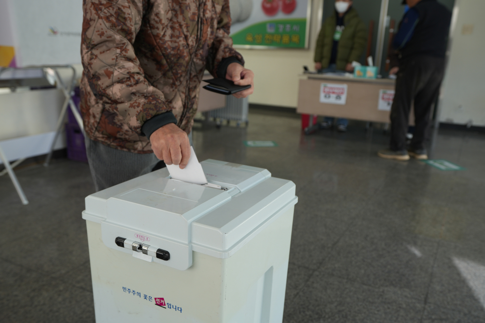 경주농협과 내남농협의 합병 찬반 투표 결과 합병이 가결됐다. 사진은 지난 16일 경주시농산물산지유통센터 내에 마련된 경주농협 제5 투표구에서 조합원이 투표하는 모습. 엄태권 기자.