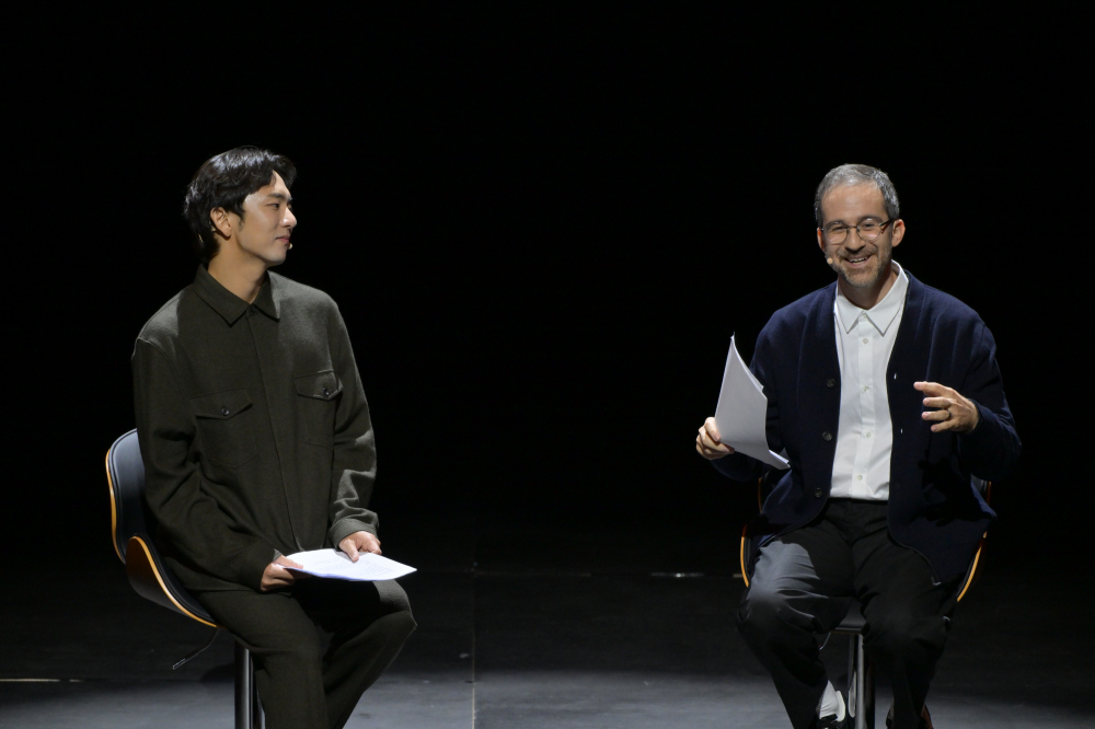 국제경주역사문화포럼 연사로 참여한 뮤지컬 ‘어쩌면 해피엔딩’의 박천휴 작가(왼쪽)와 윌 애런슨 작곡가가 창작 과정과 예술적 영감에 대해 강연하고 있다. <사진=경주문화재단>