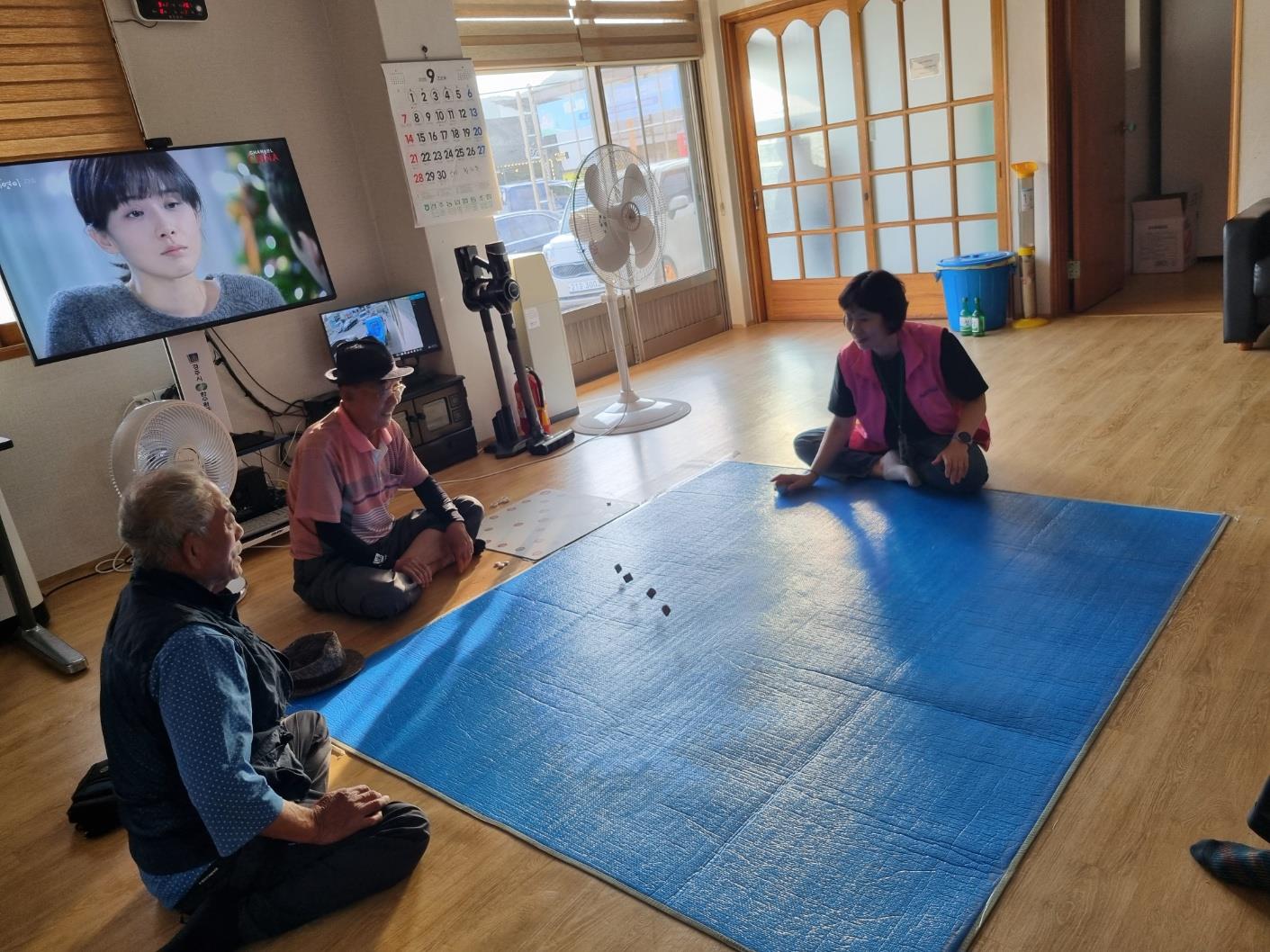 경로당 회원들이 공기놀이를 하고 있다. <사진=천북분회 경로당>