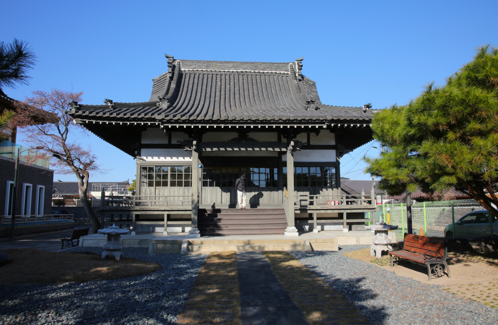 서경사 정면 전경이다.
