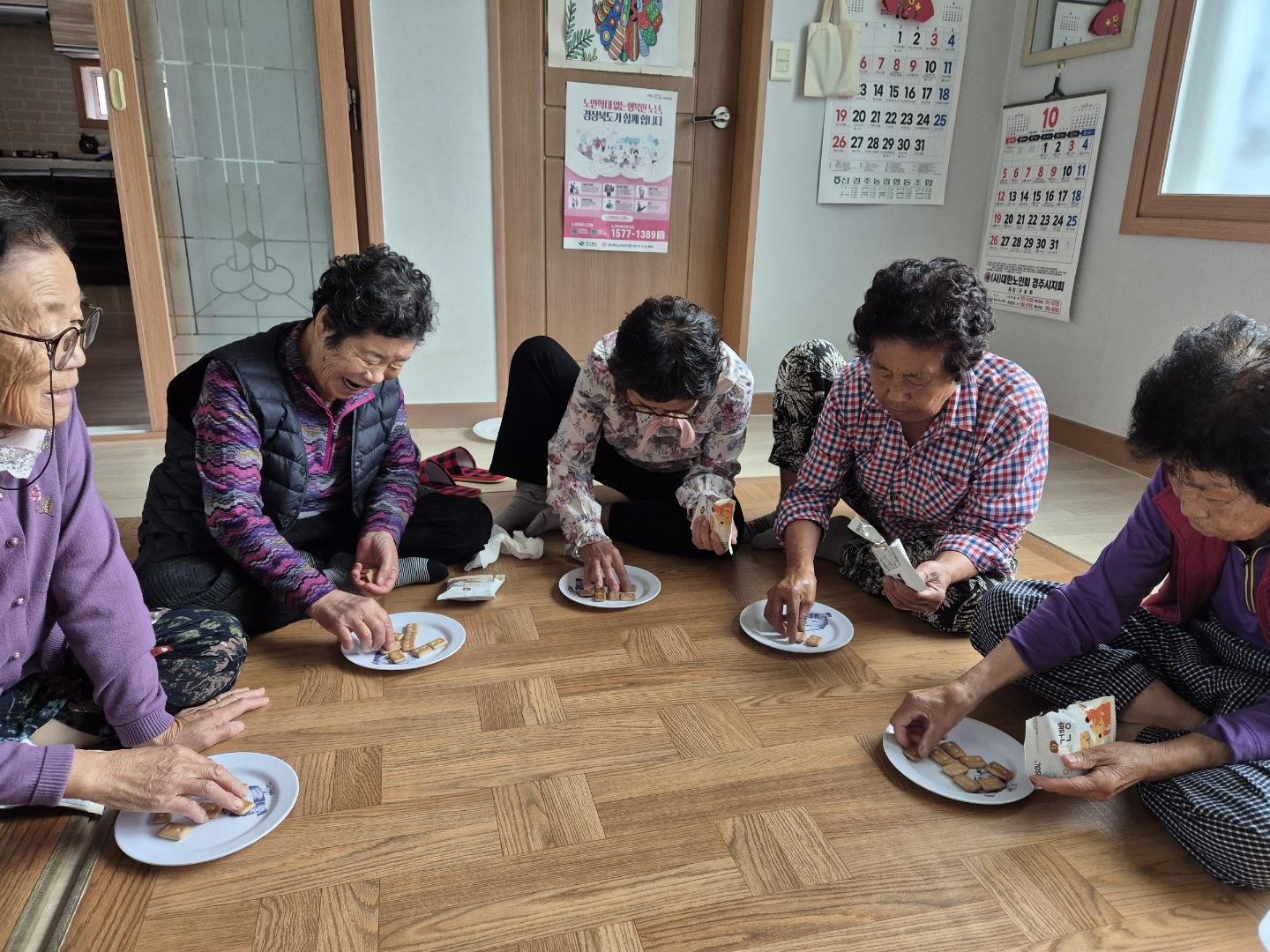 심곡리 지현동 경로당에서 건빵을 이용한 프로그램을 하고 있다. <사진=서면 심곡리 지현동 경로당>