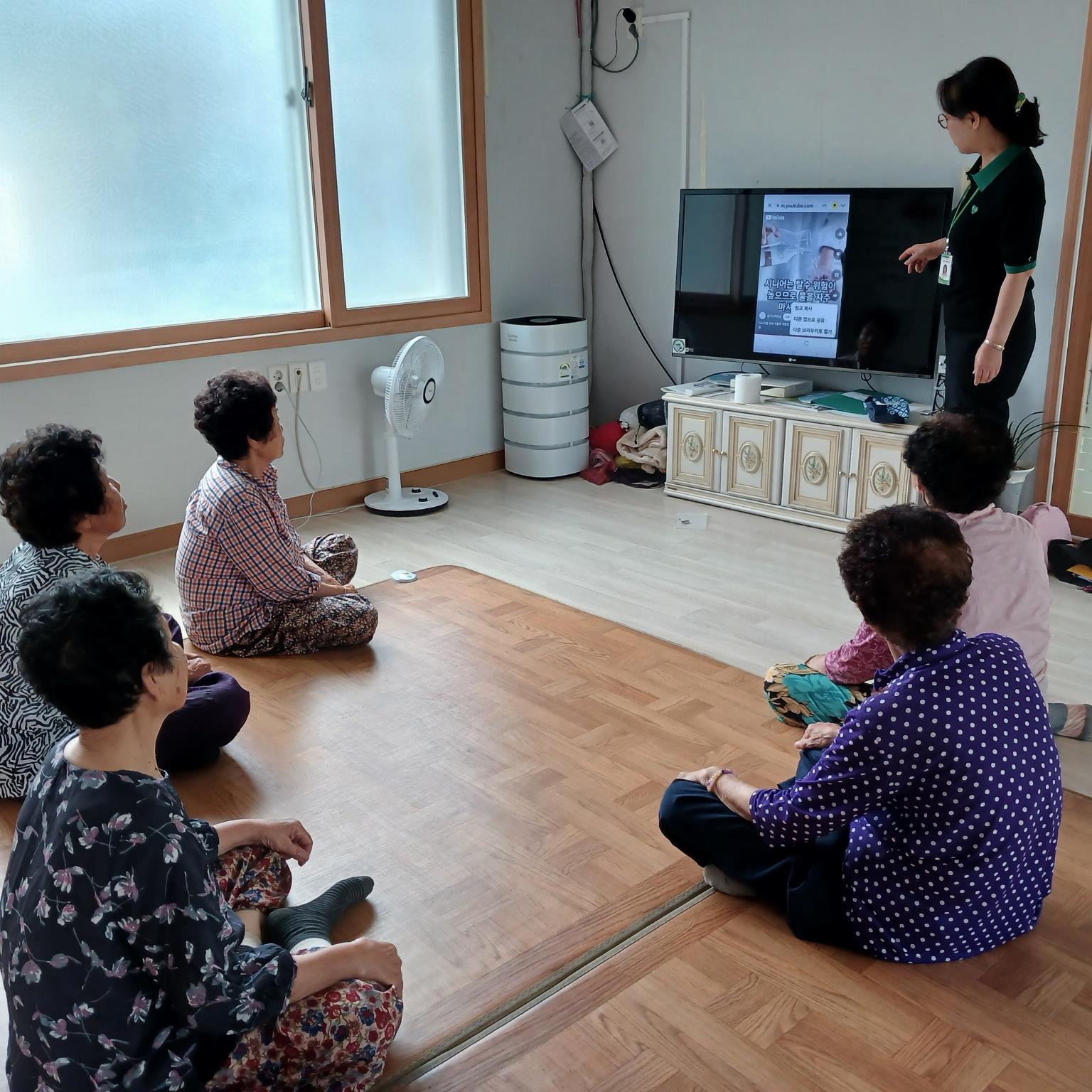 심곡리 지현동 경로당에서 디지털 화상 시스템을 이용해 프로그램 활동을 전개하고 있다. <사진=서면 심곡리 지현동 경로당>