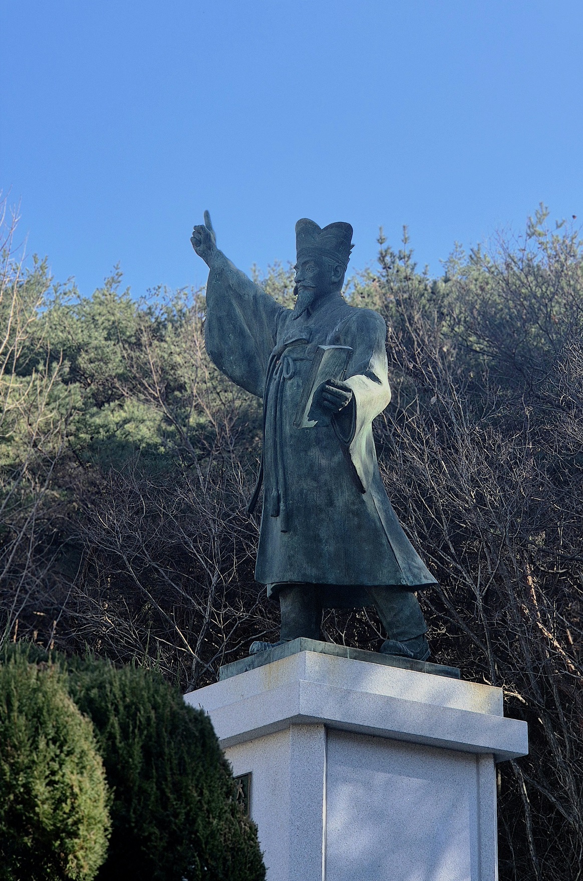 주차장 앞 포덕문을 지나면 작은 정원이 펼쳐져 있고 왼쪽에 수운 최제우의 동상이 서 있다. <사진=김운 역사여행가>