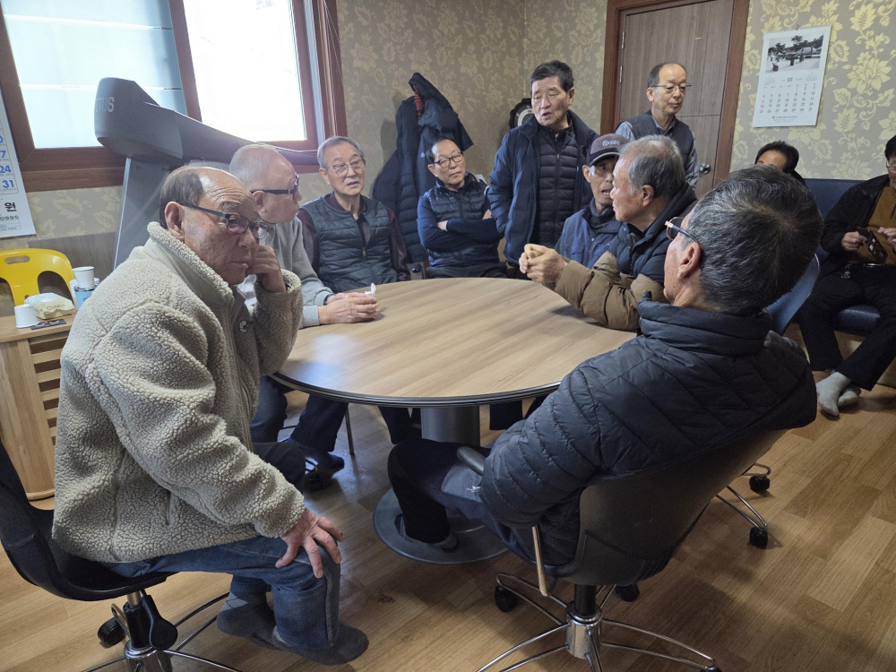 경로당 회원들이 마을회의를 하고 있다. <사진=월성동 후곡경로당>