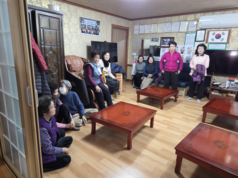 후곡경로당 회원들이 회의에 참석했다. <사진=월성동 후곡경로당>
