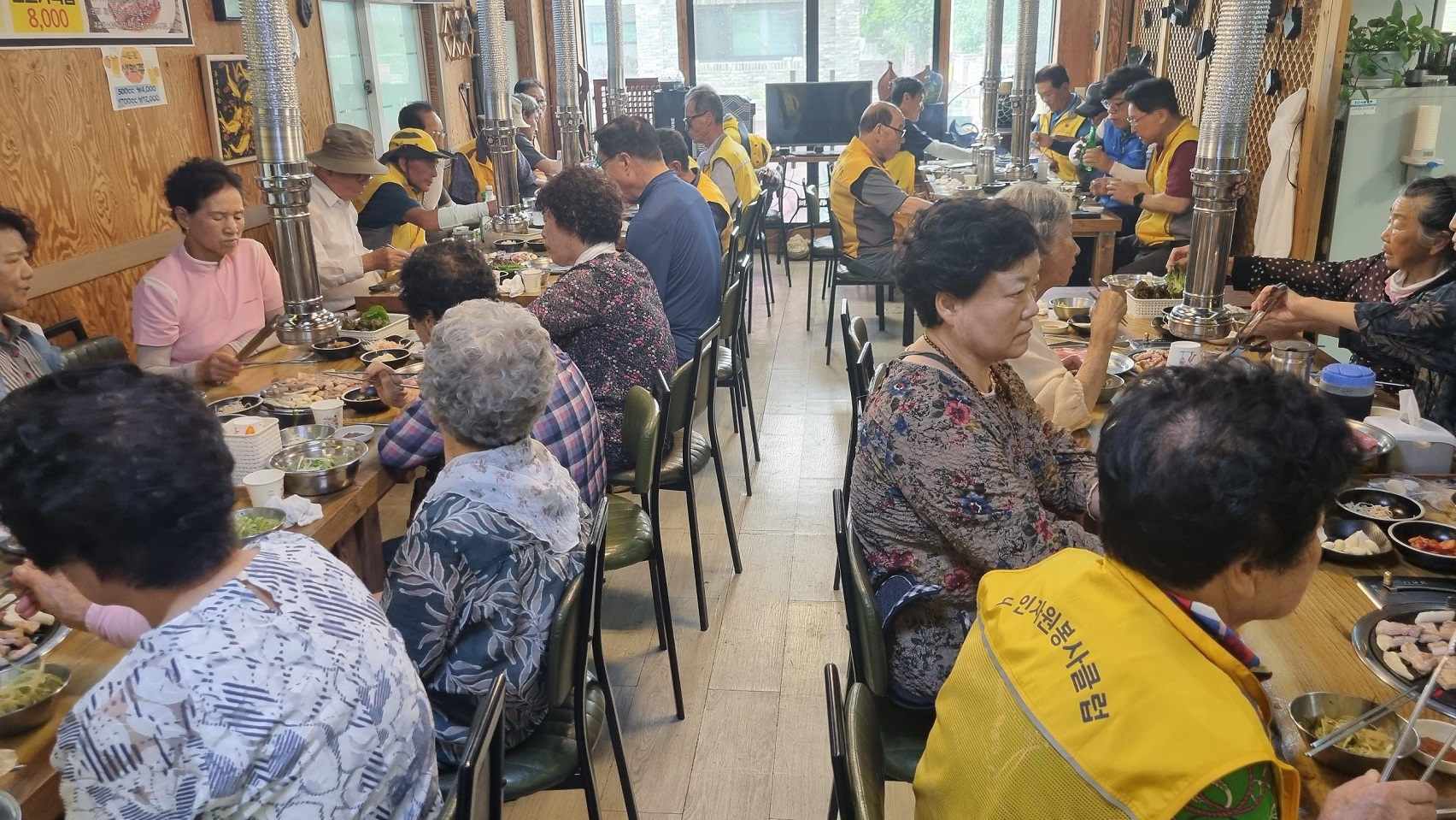 후곡경로당 회원들이 함께 점심을 나누고 있다. <사진=월성동 후곡경로당>