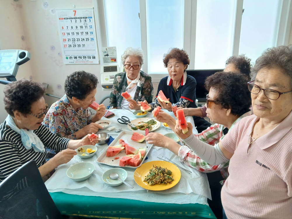 회원들이 수박으로 갈증을 달래고 있다. 최진열 기자