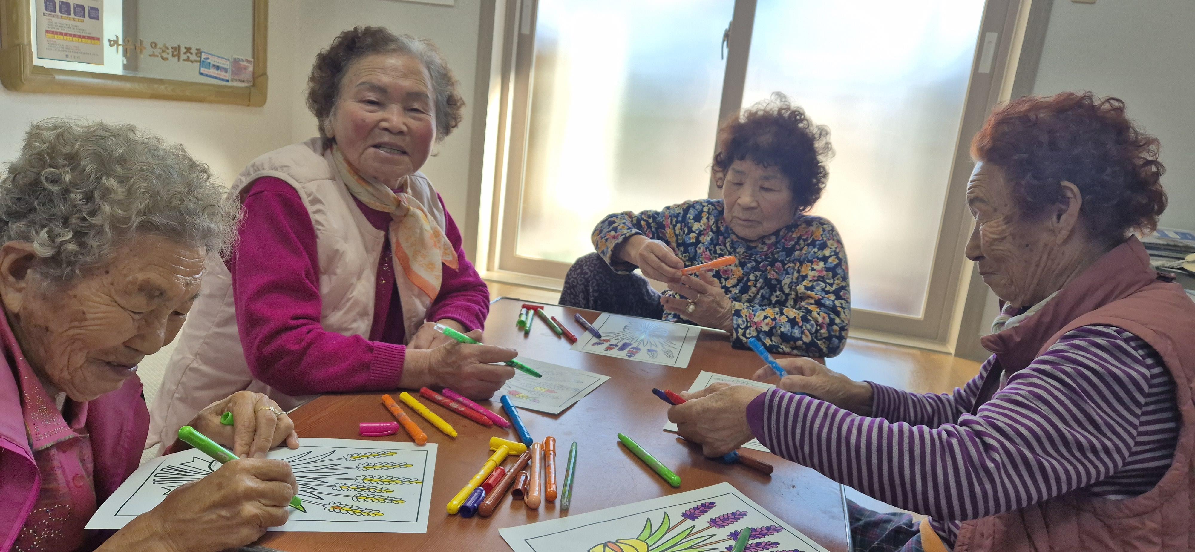 상계리 경로당이 색칠하기에 삼매경에 빠졌다. 최진열 기자