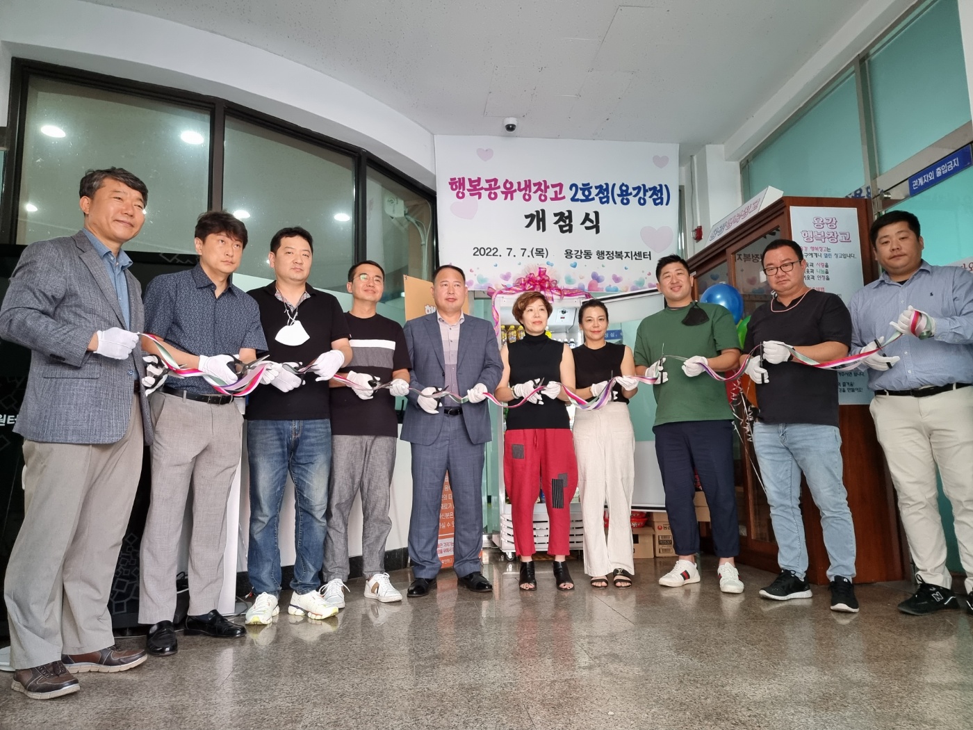식모회 회원들이 2호점(용강동) ‘행복공유냉장고’ 오픈식에 참여했다. <사진=식모회>