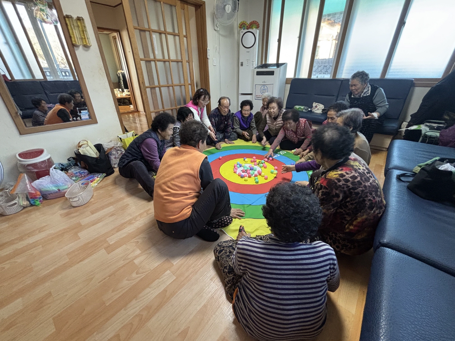 포석경로당 회원들이 경로당에서 단체 놀이를 하고 있다. <사진=포석경로당>