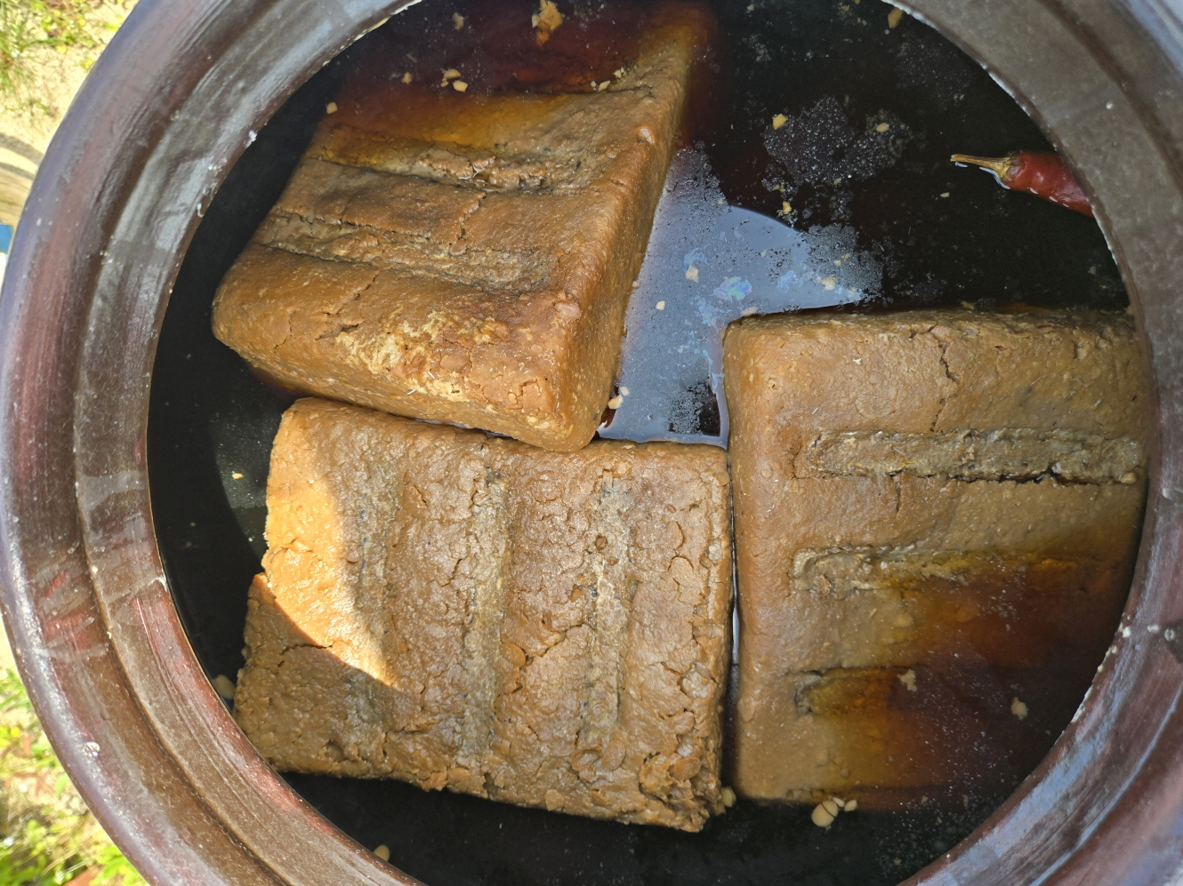 경주 교촌한옥마을, 천년의 시간이 머무는 이곳에 햇살과 바람을 품은 수백개의 장독대가 정갈하게 놓여 있다. <사진=미경전통식문화연구소>