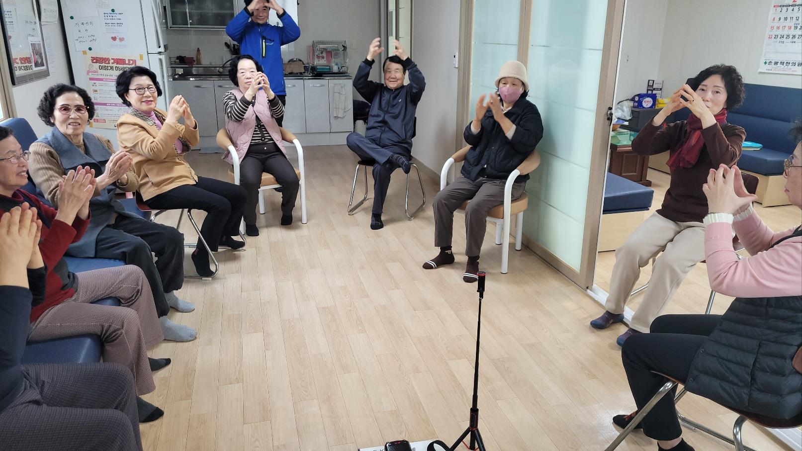 경로당 회원들이 손끝으로 박수를 치고 있다. <사진=황성동 신흥 101동 경로당>