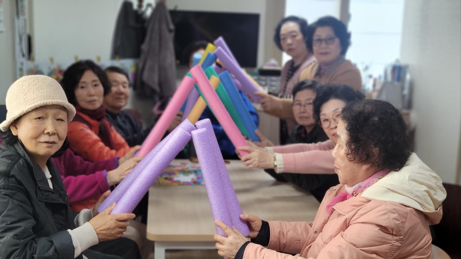 세우세요. 세우세요. 집 만들어요. <사진=황성동 신흥 101동 경로당>