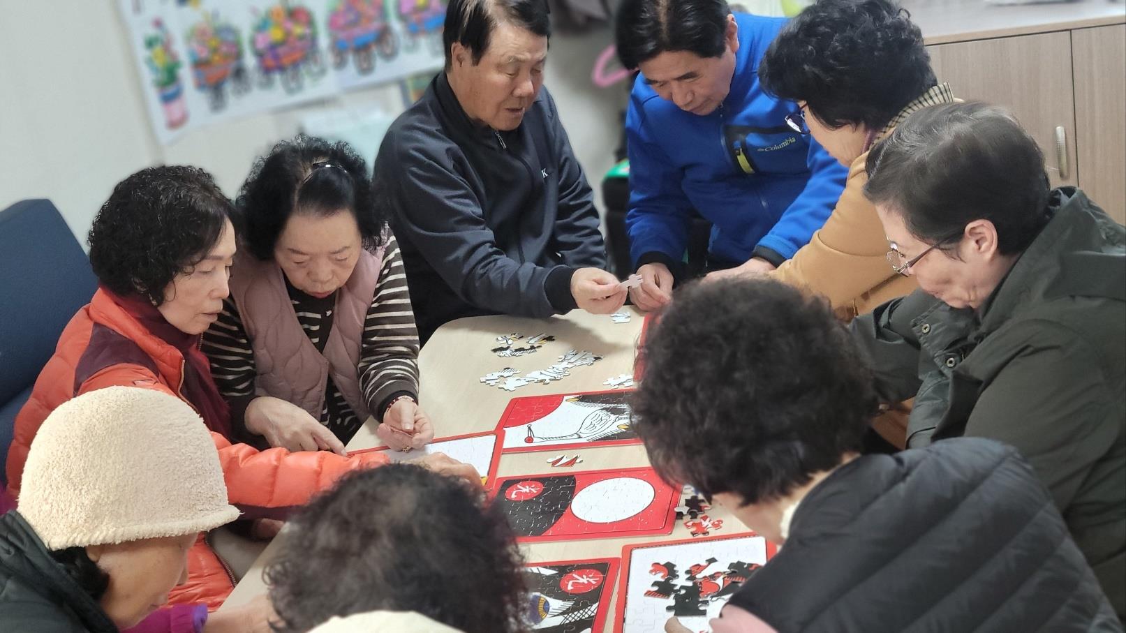 경로당 회원들이 퍼즐 게임에 몰입하고 있다. <사진=황성동 신흥 101동 경로당>