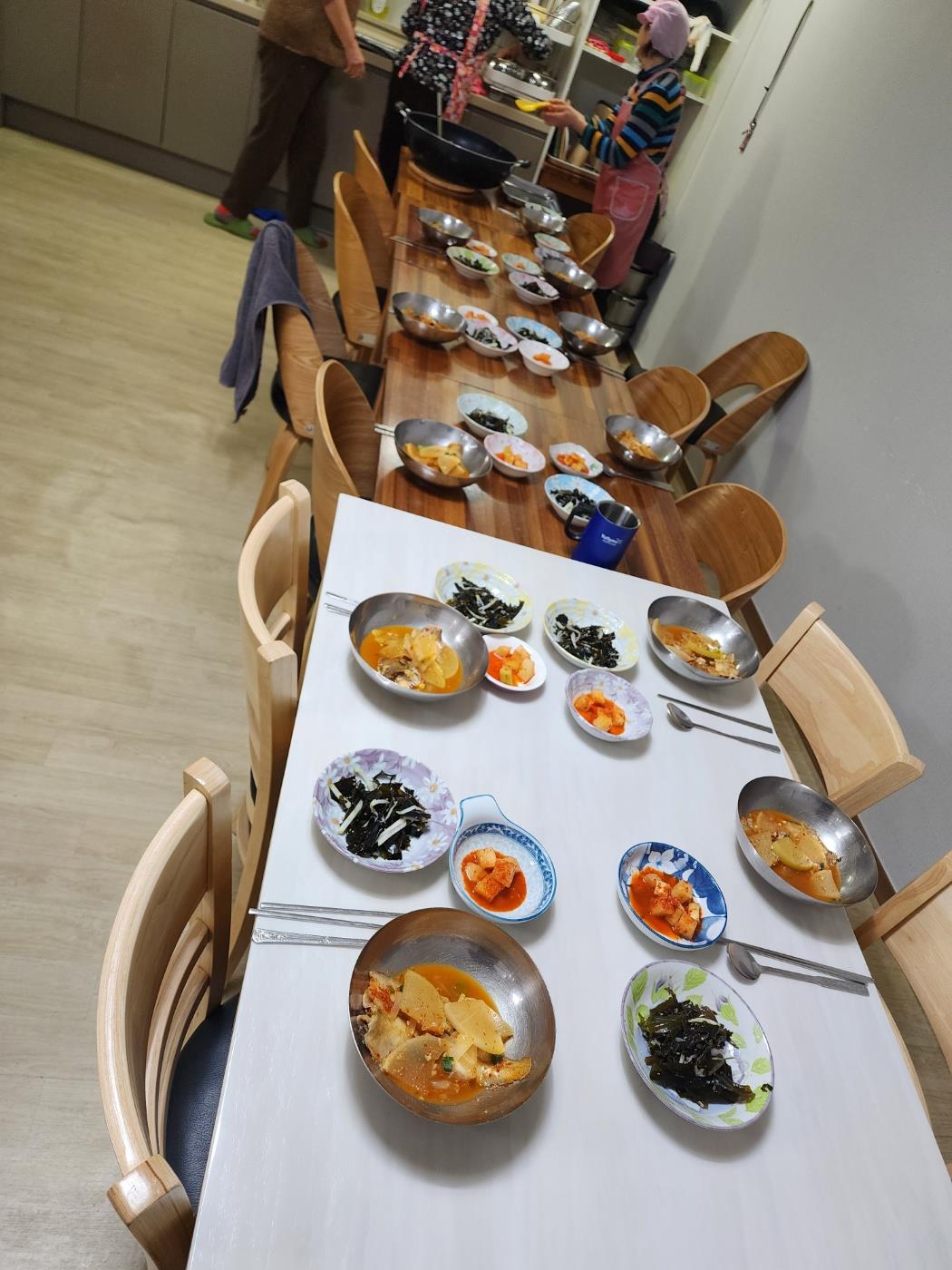 정성어린 점심 한 상! <사진=협성휴포레용황 경로당>