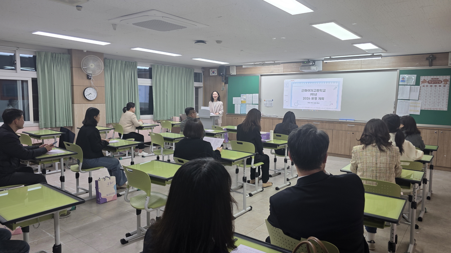 이날 설명회는 부서별 교육 활동 소개와 대입 전략 특강이 포함된 1부, 담임교사와의 상담이 이뤄진 2부로 나눠 진행됐다. <사진=근화여자고등학교>