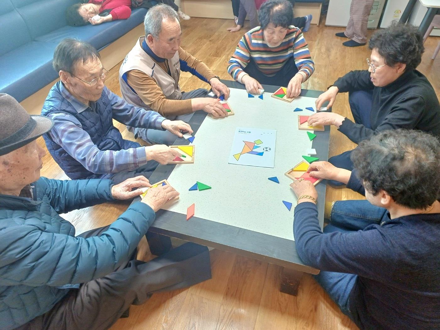 칠교놀이, 다같이 머리를 써요. <사진=인동2리 경로당>