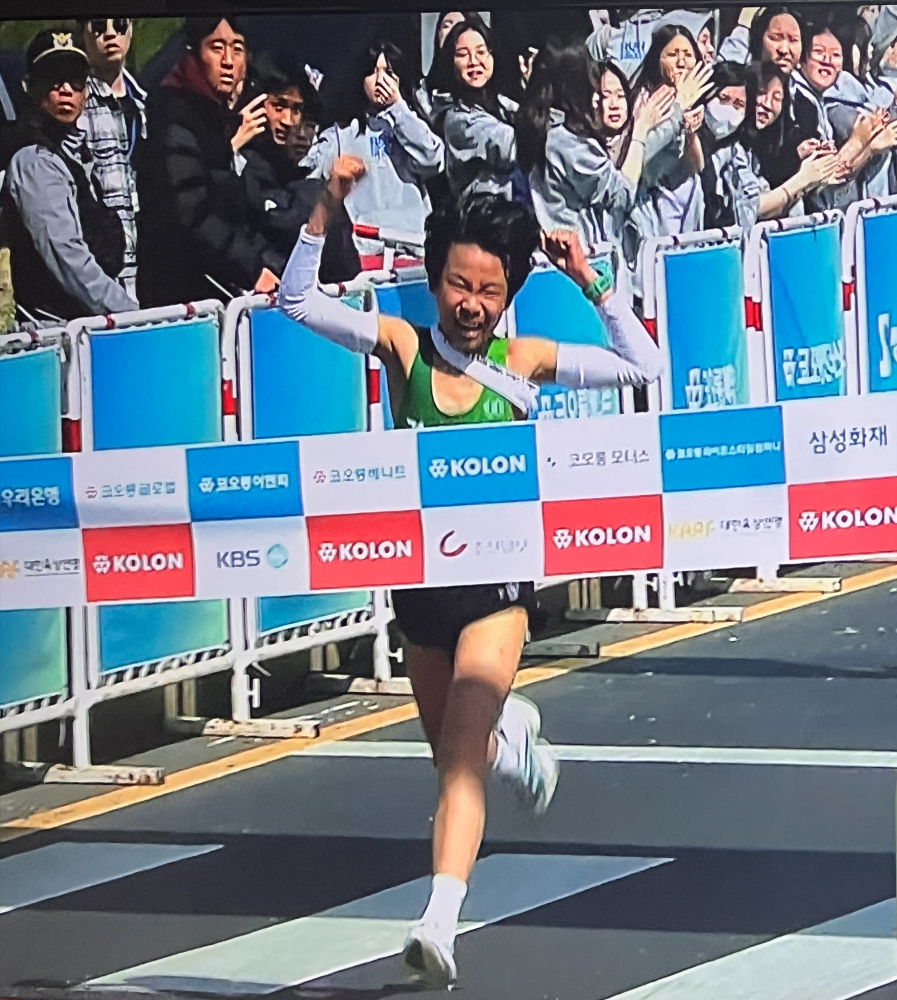 경주중학교 육상부는 경기 초반의 열세를 극복하고 마지막 구간에서 역전에 성공하며 정상에 올랐다. <사진=경주중학교>