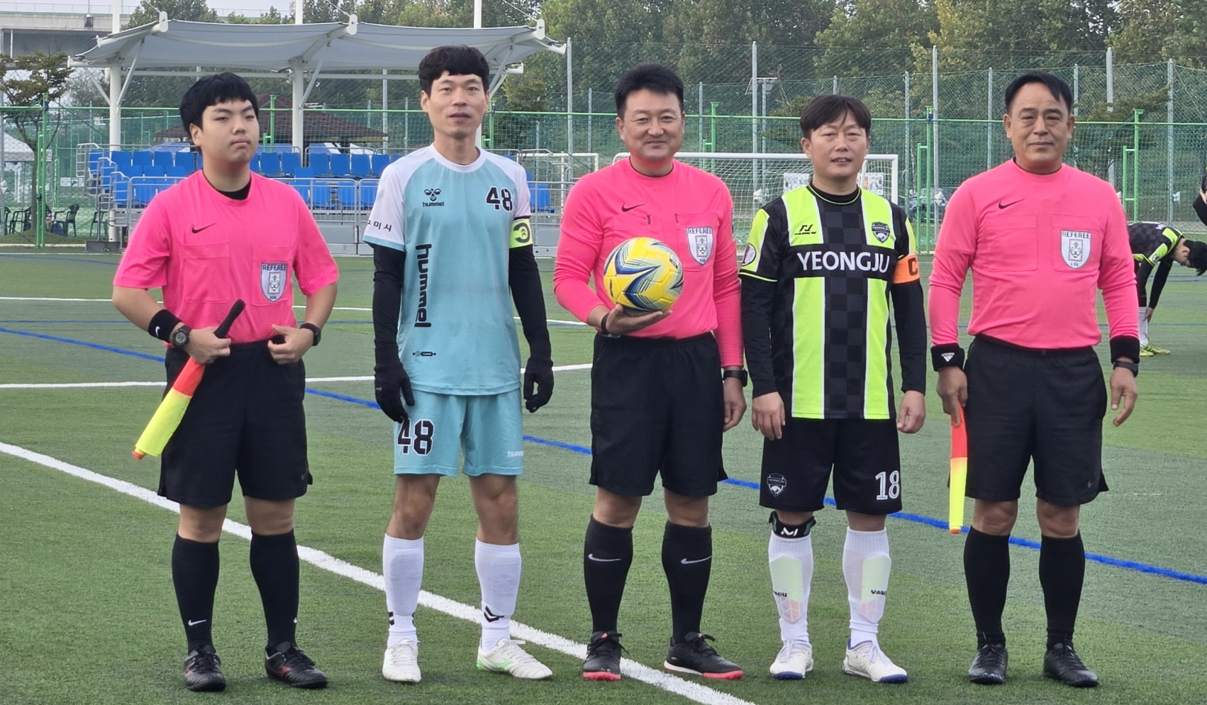축구 심판으로 활동하는 최상길 원장(사진 가운데)이 동료들과 포즈를 취했다. <사진=한국글로벌인재교육계발원>