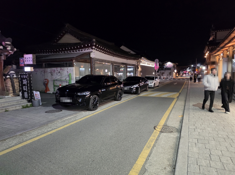 인도에 여러 대가 주차된 모습. 엄태권 기자