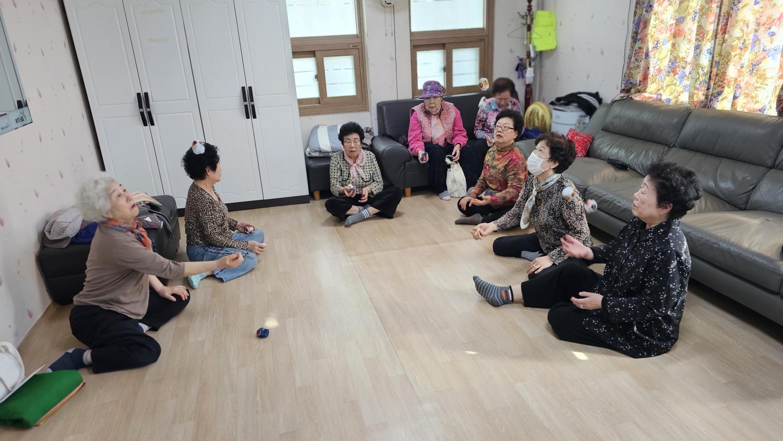 양손에 오자미를 쥐고 저글링하며 어린 시절 동심으로 돌아간 어르신들의 눈빛은 진지하기 그지없었다. <사진=황성동 럭키아파트 경로당>