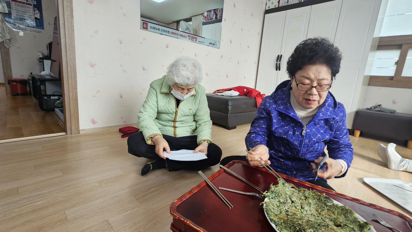 비 오는 날이면 어김없이 쑥부침개와 호박부침개를 부쳐내는 ‘부침개의 달인’도 있다. <사진=황성동 럭키아파트 경로당>