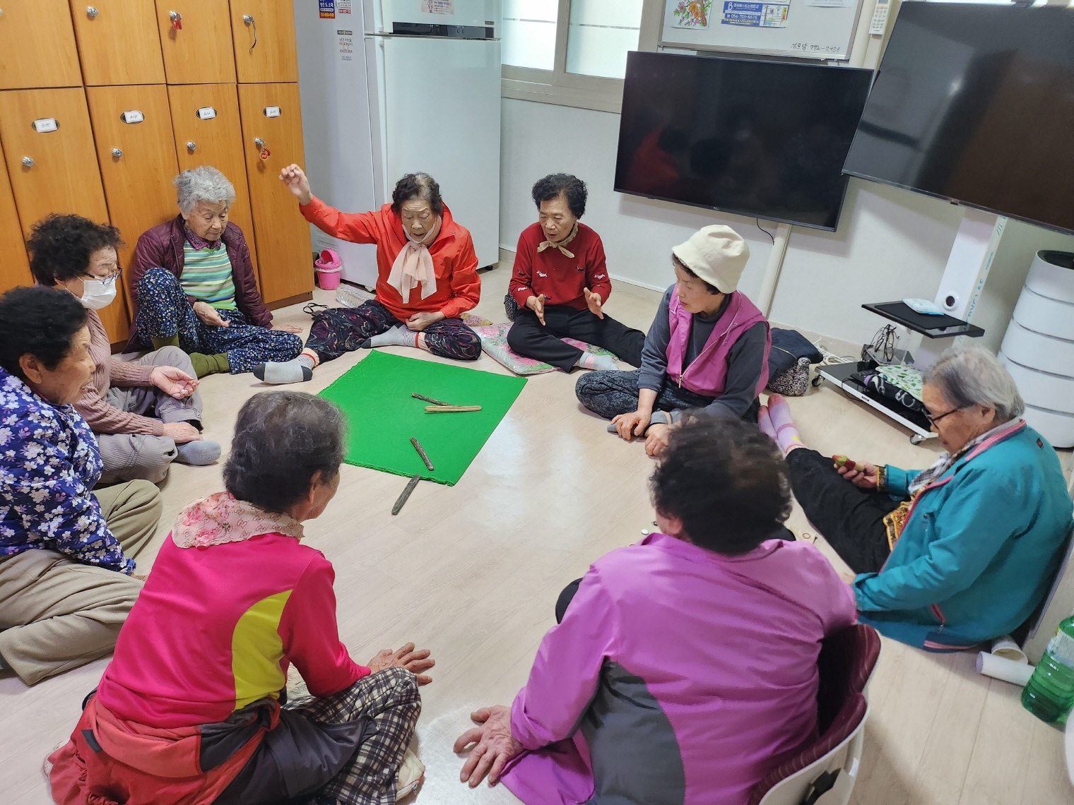 윷이야!, 모야! 또로, 개로! 윷놀이 삼매경. <사진=신주공아파트 경로당>