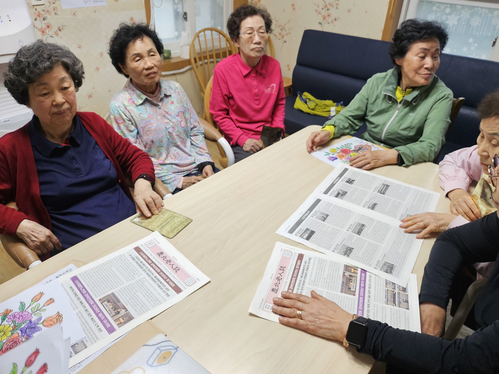 현대2차아파트 경로당 회원들이 경북노인회보를 보고 있다. <사진=황성동 현대2차아파트 경로당>