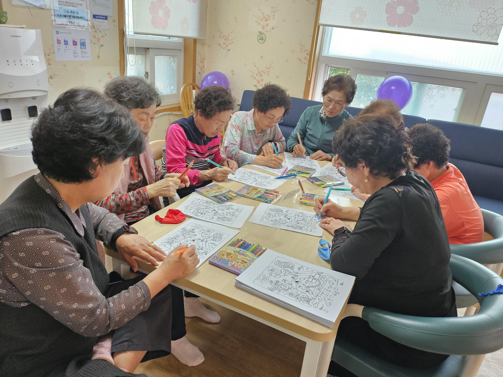 행복선생님과 재미난 색칠하기 시간. <사진=황성동 현대2차아파트 경로당>