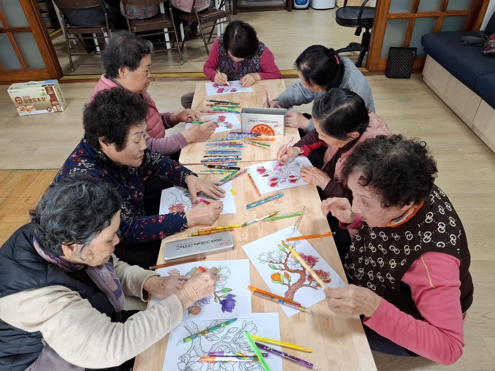 내 색칠솜씨 괘안체~. <사진=안강5리 경로당>