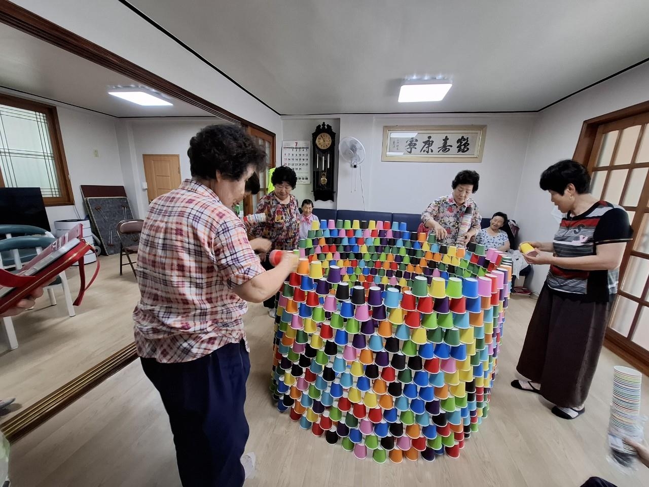 종이 바벨탑 쌓기 놀이. <사진=안강5리 경로당>