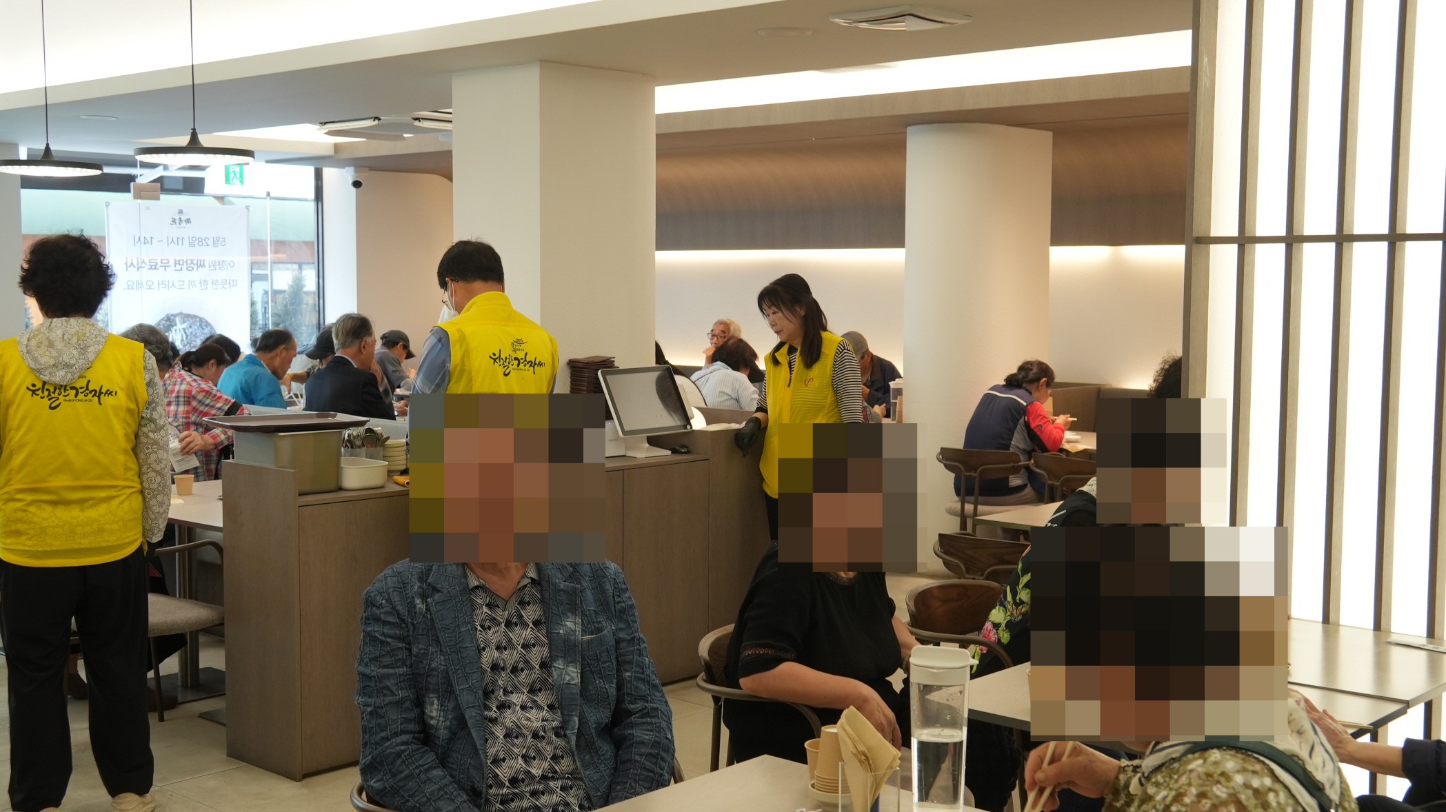 이날 봉사활동에는 친절한경자씨도 함께해 힘을 보탰다. 엄태권 기자