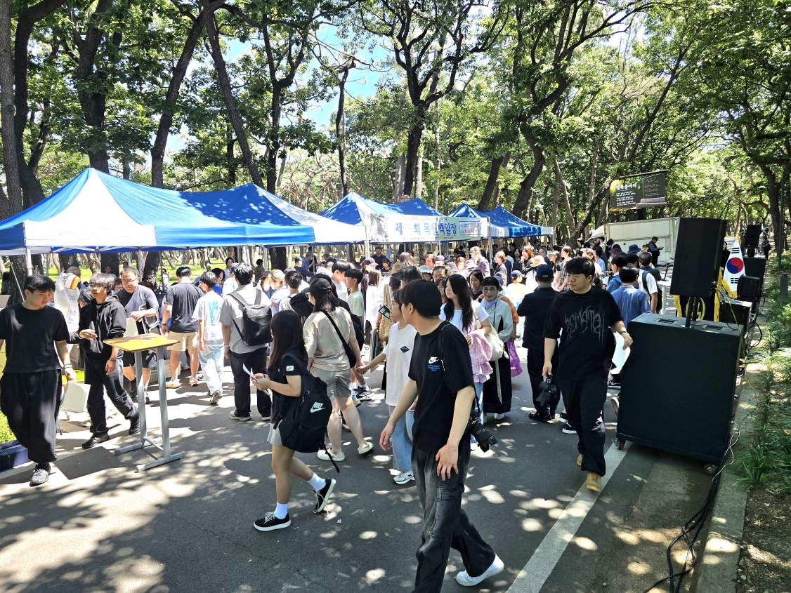 ‘제59회 목월백일장’이 지난 13일 황성공원 목월시비 앞에서 열렸다. <사진=(사)한국문인협회 경주지부>