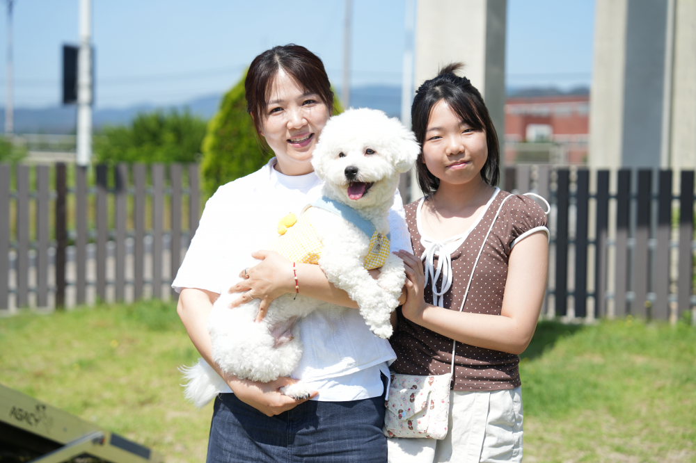 복만이와 보호자 이다희 씨와 딸. 김은경 기자