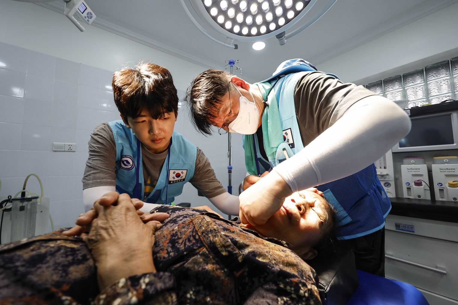 외과 수술 중인 이길호 회장. <사진=경상북도보건단체장협의회>