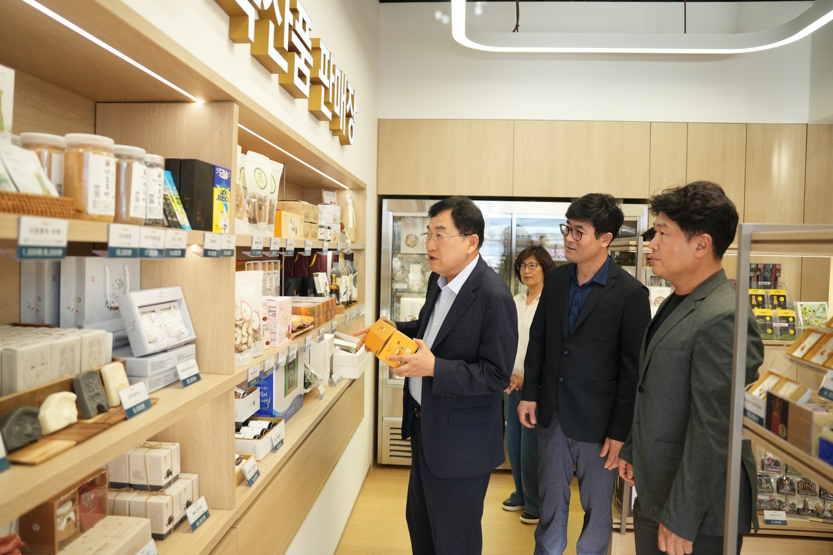 판매장 내부를 둘러보고 있는 (왼쪽부터)주낙영 시장과 김영철 회장, 최진환 부회장. 엄태권 기자