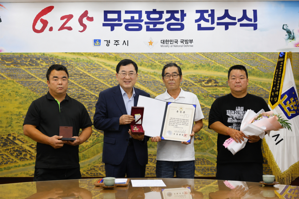 경주시가 故 박시병 일병의 자녀 박용관 씨와 두 손자에게 화랑무공훈장을 전수했다. <사진=경주시>