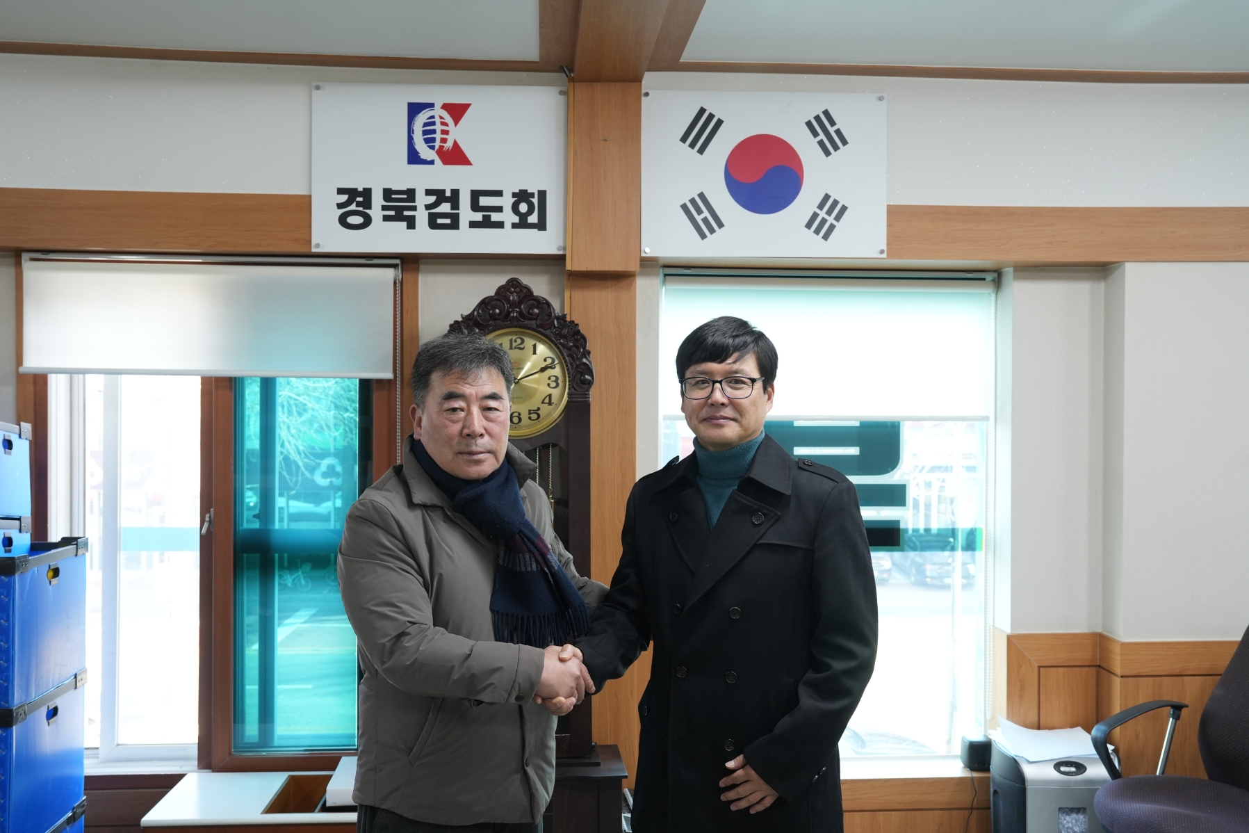 경상북도검도회 박순정 회장(오른쪽)과 백낙주 전 회장. 엄태권 기자