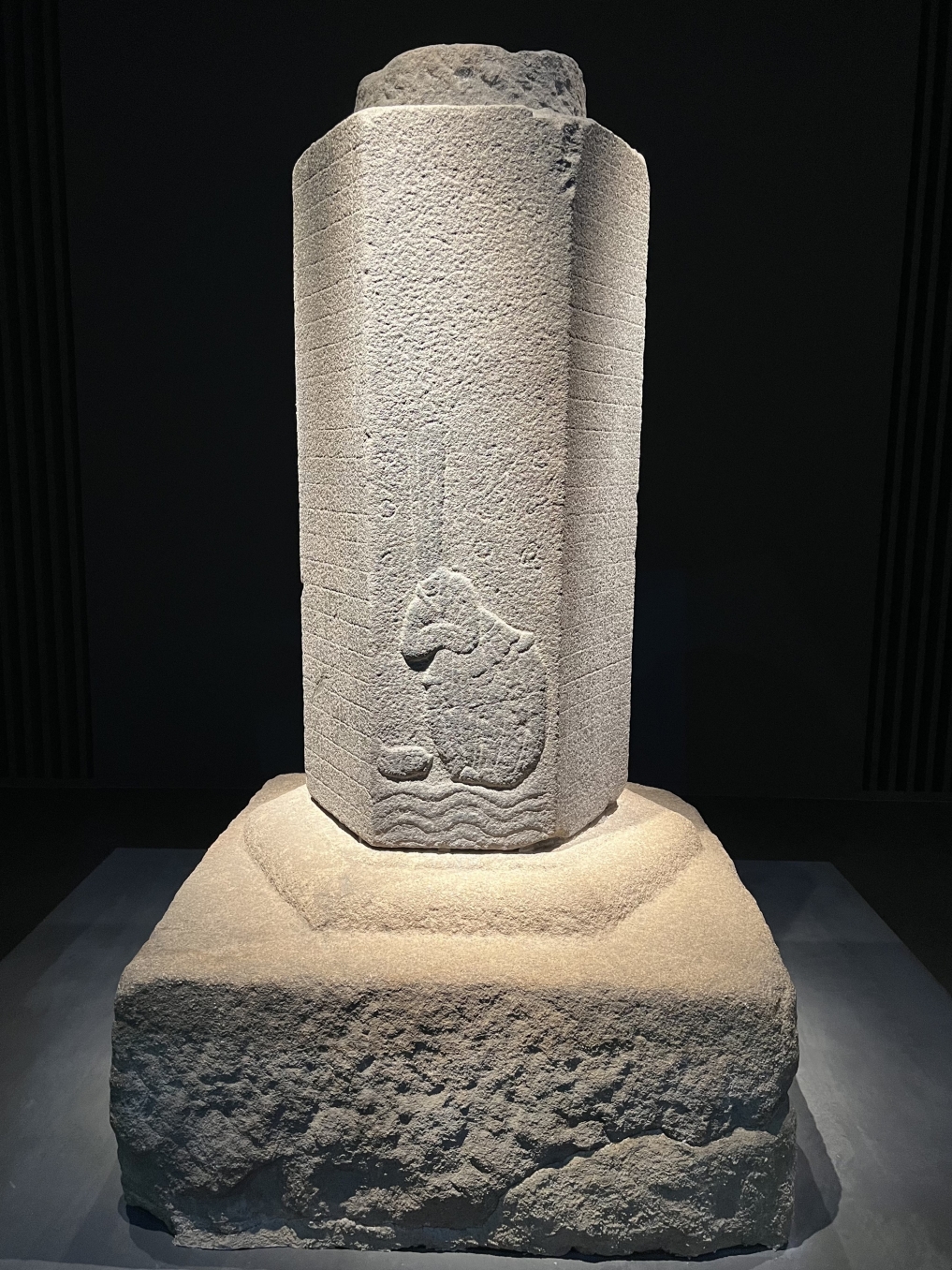 국립경주박물관 신라미술관 1층 불교조각실에 상설전시되고 있는 이차돈 순교비. <사진=국립경주박물관>