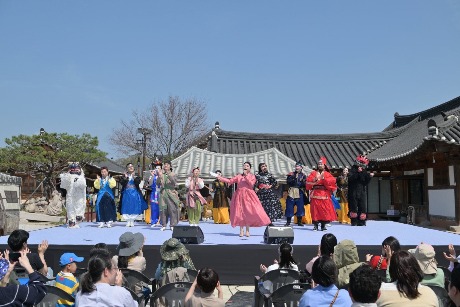 경주시가 주최하고 (재)경주문화재단이 주관하는 ‘2026 교촌문화공연 신라오기’ 추석 특별공연이 오는 25일 오후 1시 경주교촌마을 광장에서 열린다. <사진=경주문화재단>