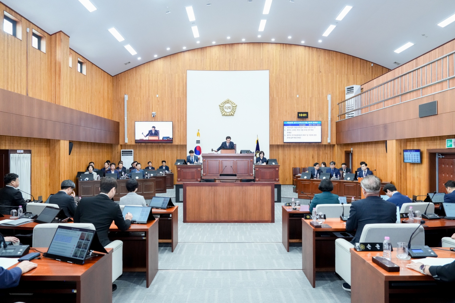 경주시의회는 지난달 31일 제300회 임시회 제2차 본회의를 열고 조례안 9건과 동의안 3건, 위원 추천의 건 등 모두 15개 안건을 심의·의결했다. <사진=경주시의회>