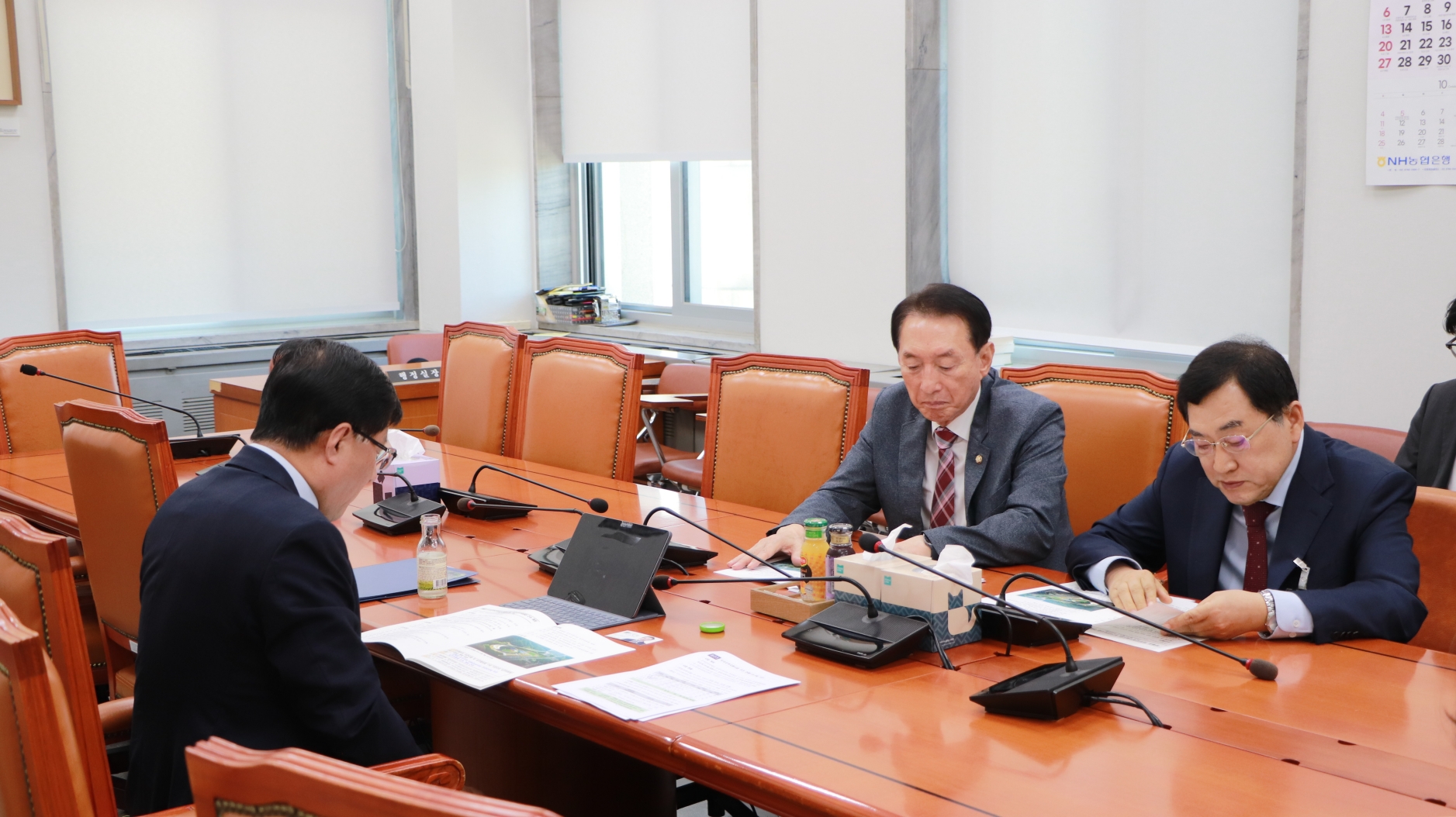경주시는 지난 7일 김석기 국회의원과 함께 김성환 기후에너지환경부 장관을 만나 원자력산업 활성화, 방폐장 유치지역지원사업 추진, 안정적 용수공급 등 지역 핵심 현안에 대한 정부 지원을 건의했다. <사진=경주시>