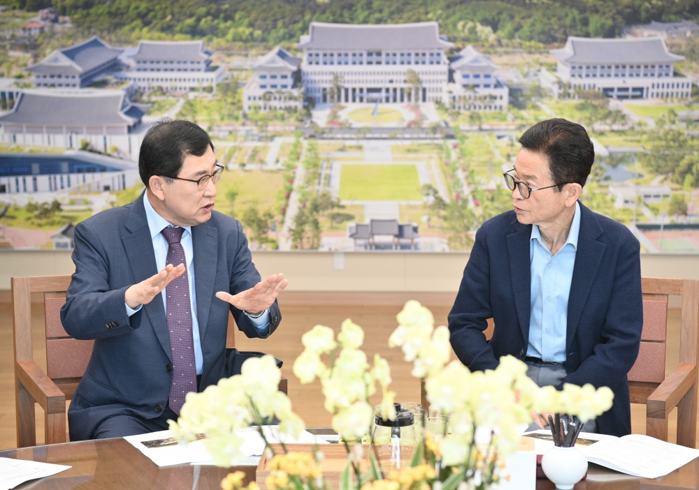 주낙영 시장이 28일 이철우 경북도지사를 찾아 7개 지역 현안에 대한 지원을 요청했다. <사진=경주시>