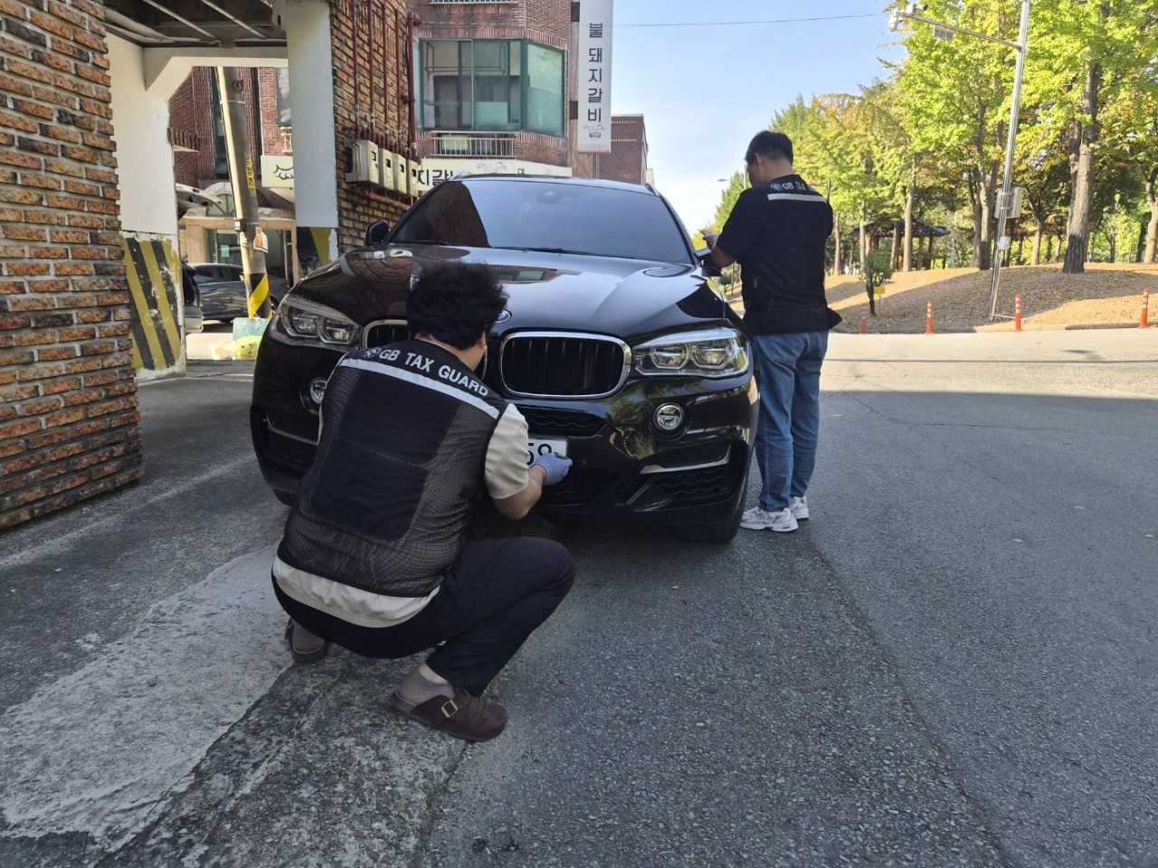 경주시 체납차량 단속반이 체납 차량 대상 번호판 영치 활동을 벌이고 있다. <사진=경주시>
