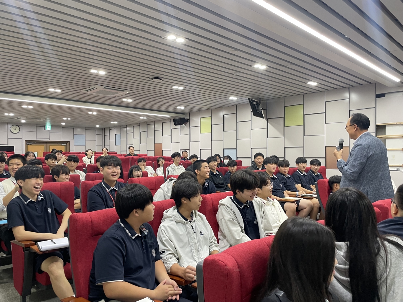 김상호 교장이 취임 후 신입생들과 반도체 산업에 대한 소통을 하고 있다. <사진=한국반도체마이스터고>