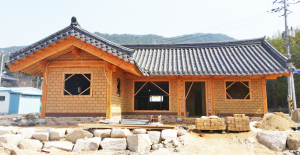 전통방식 집짓기와 교육… 일자리 창출까지