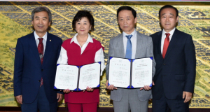 김기음·김미자 부부 명예시민증 받아